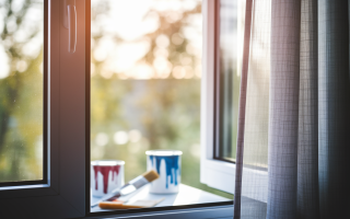 fenetre-ouverte-rideaux-peinture-pinceaux