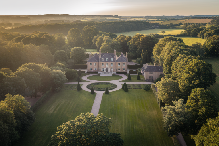 Maison Alain Delon Douchy Prix : Valeur et Détails Clés